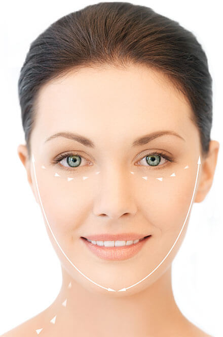 mosolygó nő sima, hidratált, feszes és egészséges arcbőrrel anti-aging bőrápolási eredményként